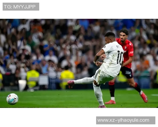 小姆巴佩绝平巴黎后模仿姆巴佩庆祝动作姆总在看台笑逐颜开